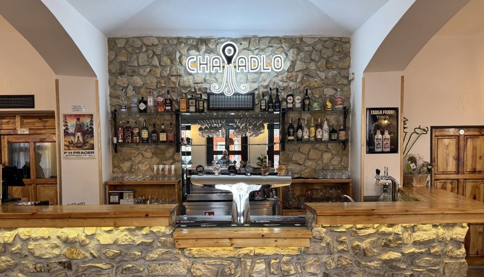 Neonový nápis Chapadlo nad barem restaurace v Nuslích