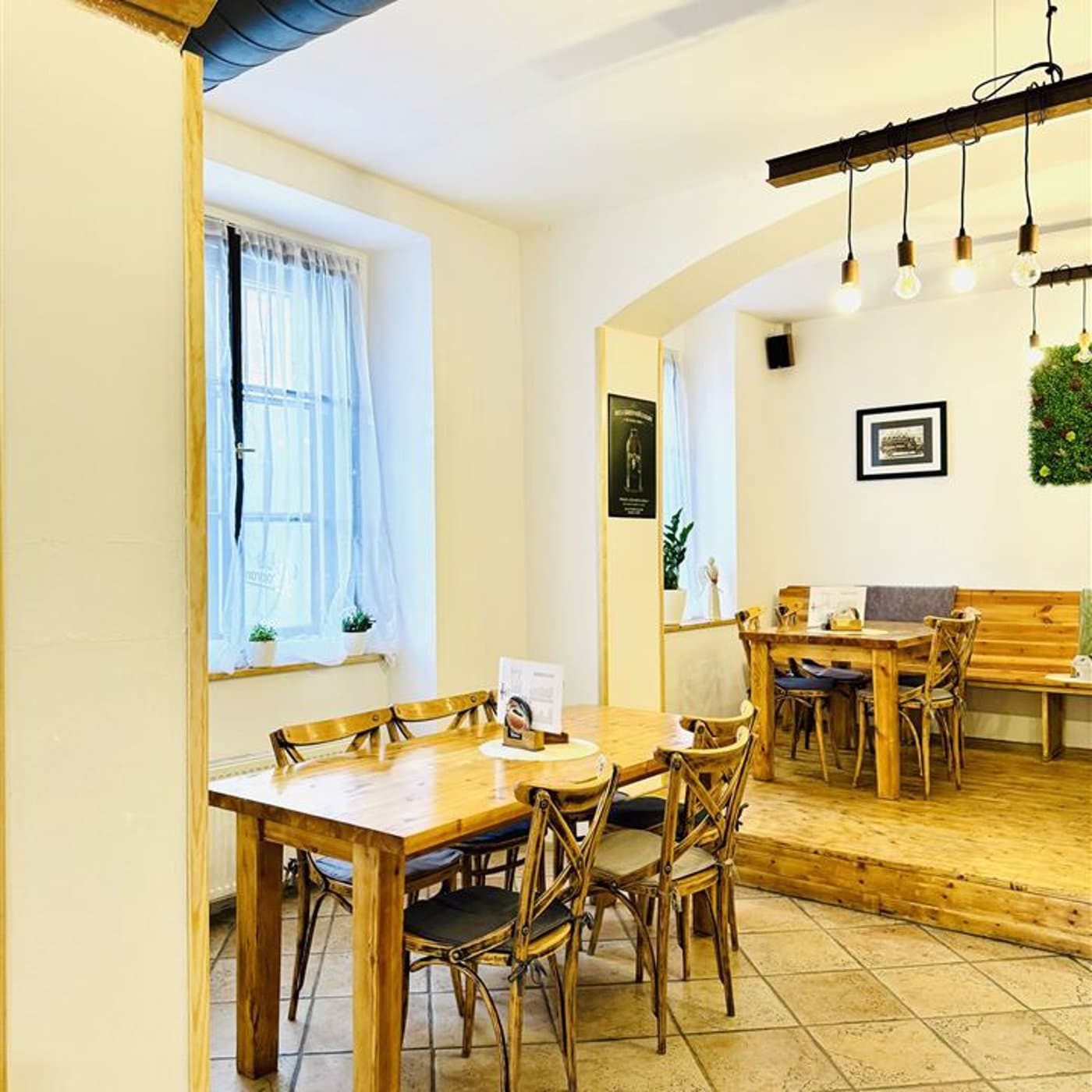 Světlý interiér restaurace Chapadlo